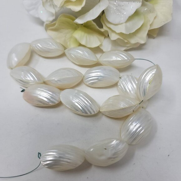 Double-Sided Jumbo Shell Beads Natural Shell  30 x 28 x 16 mm Luster - Picture 4 of 6